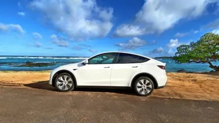 Louer un Tesla Model Y à Paros avec Chaniotis Rentals