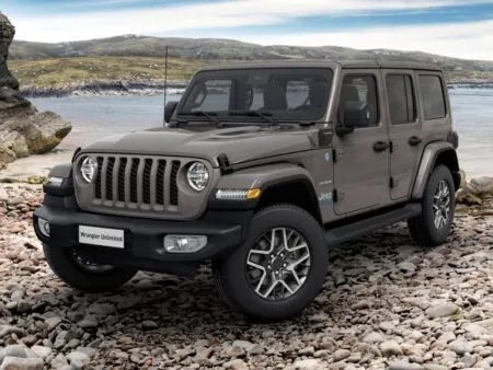 Découvrez Paros comme jamais auparavant : louez la nouvelle Jeep Wrangler 4xe hybride.